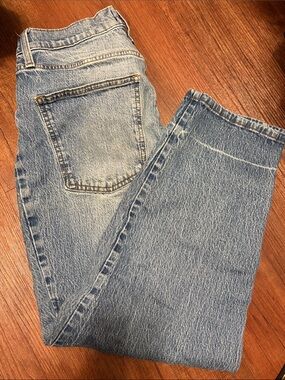 Universal Thread Vintage Straight Leg Jeans in Light Blue Wash Size 8